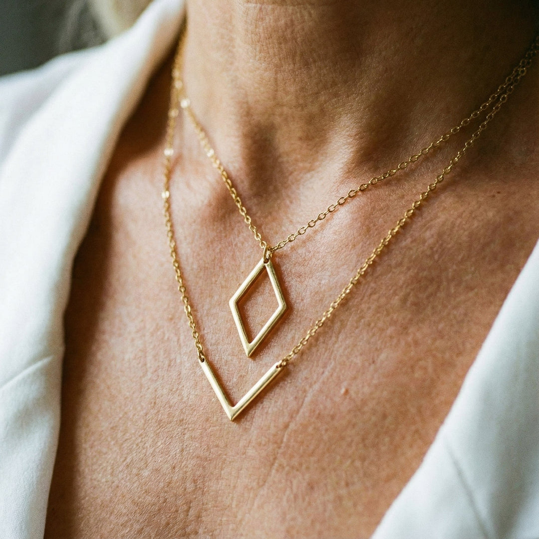 Melina - Elegantný náhrdelník s geometrickým príveskom v tvare V