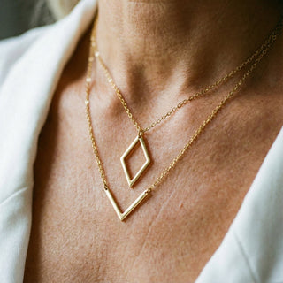 Melina - Elegantný náhrdelník s geometrickým príveskom v tvare V