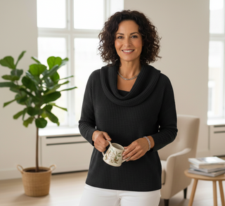 Marina – Teplé pletené tričko s wafl textúrou a elegantným drapírovaným golierom