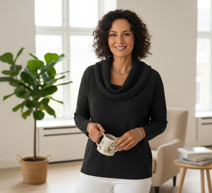 Marina – Teplé pletené tričko s wafl textúrou a elegantným drapírovaným golierom